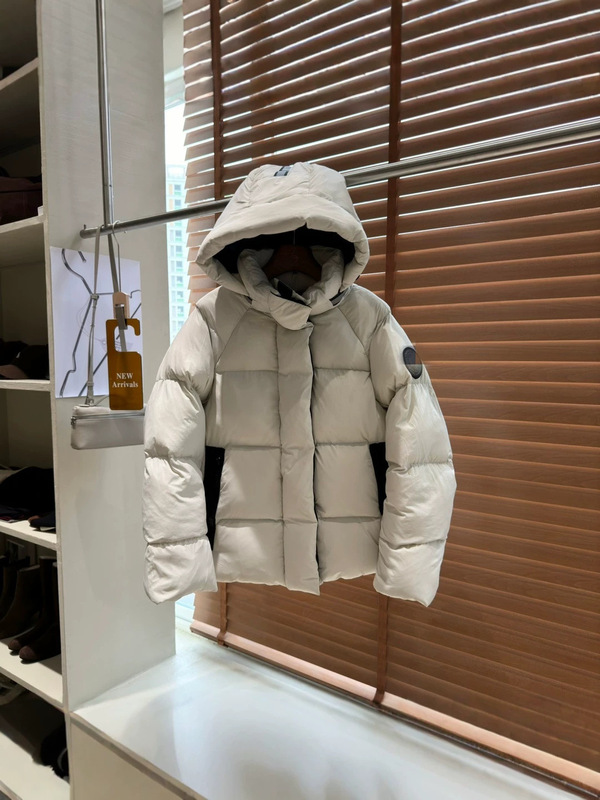 Big Goose Black Label 3M Reflective Ouyang Nana Generation One Short Puffer Down Jacket