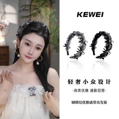 優雅な蝶結びの網の糸は白髪の女性のハイエンドのカチューシャを遮ります。