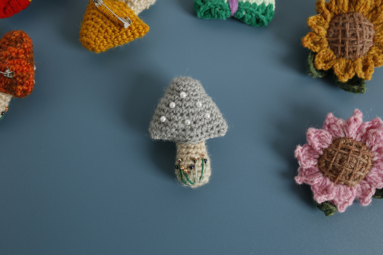 10g Weight Brooches Classification Casual, Daily Occasion Cashmere Material Flower Pattern Autumn&Winter Season Women's Gender Knitting Design Cartoon Style Cartoon Pin Flower Cashmere Knitting Women's Brooches 4