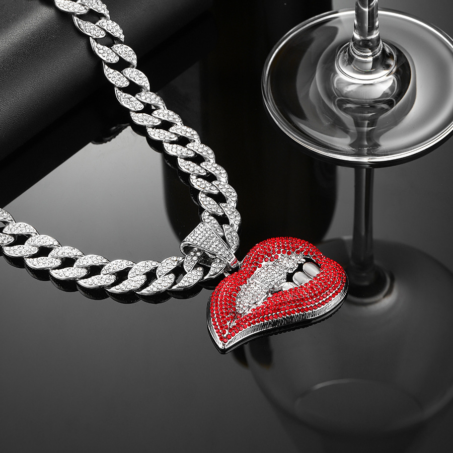 Diamond Cuban Chain Necklace With Lip Pendant And Personalized Design_voghion.com