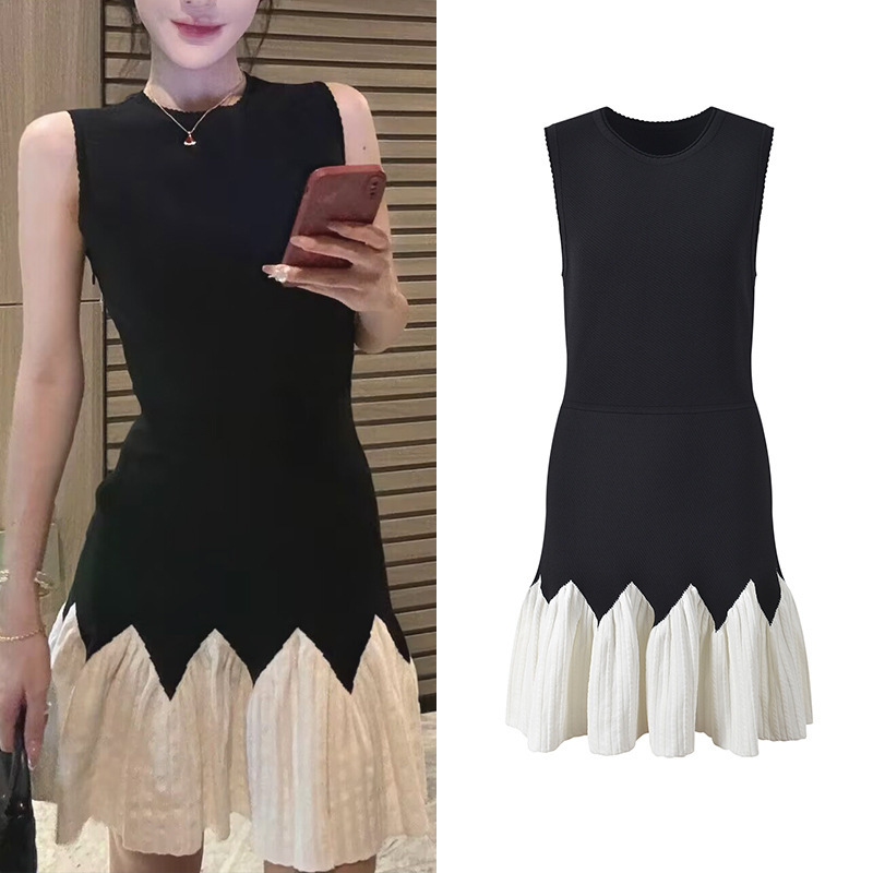 2025 Autumn New Fashionable and Elegant Black and White Contrast Color Sweet Lace Round Neck Sleeveless Pleated Vest Dress 2025 Autumn New Fashionable and Elegant Black and White Contrast Color Sweet Lace Round Neck Sleeveless Pleated Vest Dress