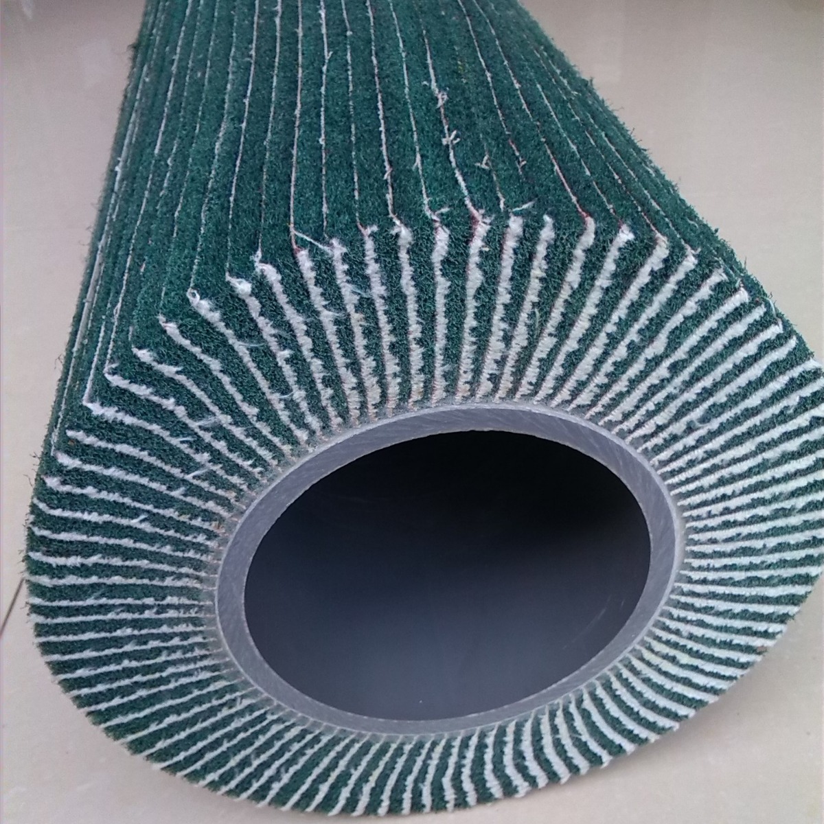 厂家直销夹砂拉丝轮夹砂飞翼轮不织布拉丝小辊刷异形磨砂辊纤维轮