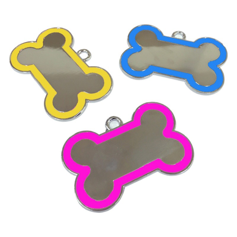 Accesorios colgantes para collares de mascotas en forma de hueso de perro, de aleación de zinc, muy vendidos, se pueden grabar con láser para regalos promocionales.