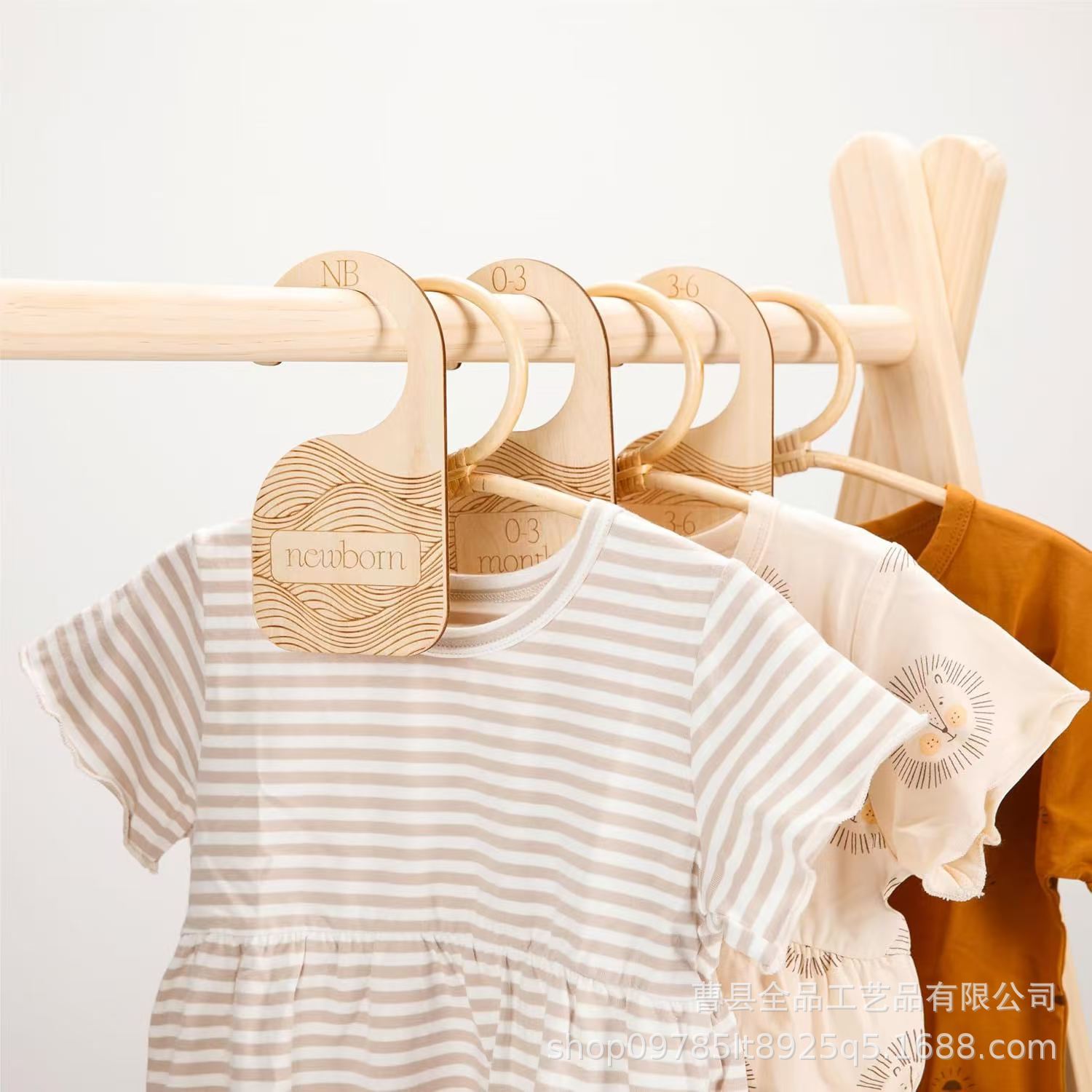 Nuevo estilo transfronterizo de madera ropa para bebés marca de separación lindo tamaño del mes del bebé fabricante de separadores al por mayor