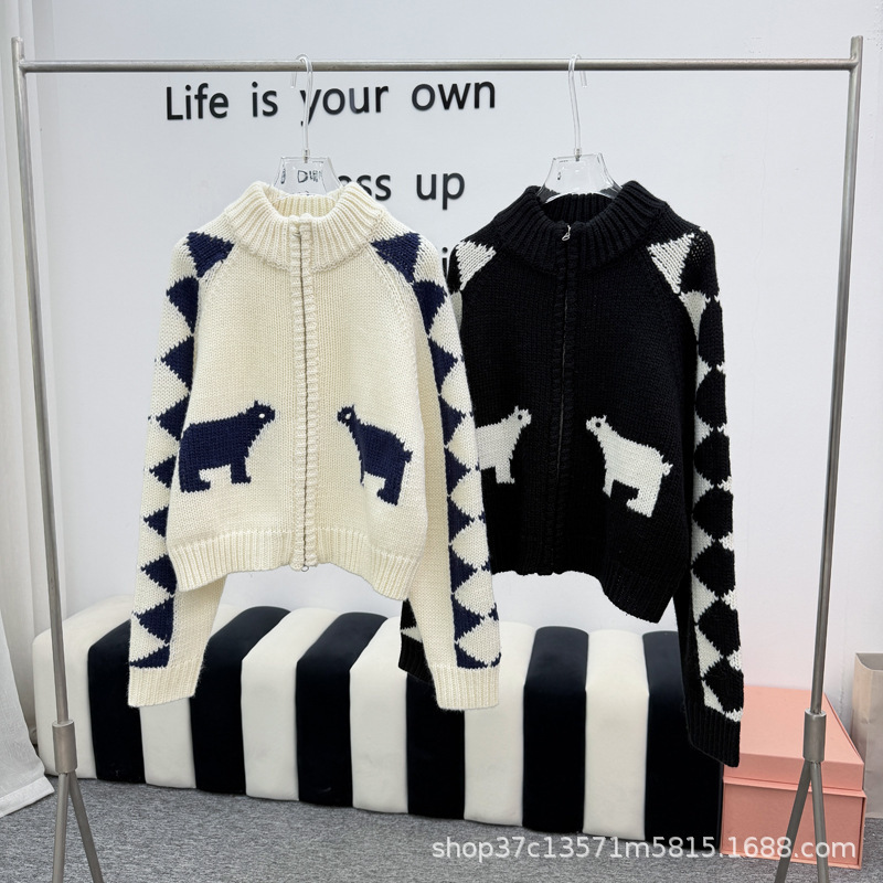 25 New Autumn and Winter Polar Bear Jacquard Raglan Sleeves Contrasting Pattern Zipper Round Neck Knitted Sweater Jacket for Women 25 New Autumn and Winter Polar Bear Jacquard Raglan Sleeves Contrasting Pattern Zipper Round Neck Knitted Sweater Jacket for Women