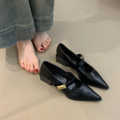 小さな靴を持った女性はシンプルで通勤気質のシングル靴の先の浅いメアリージェーン靴