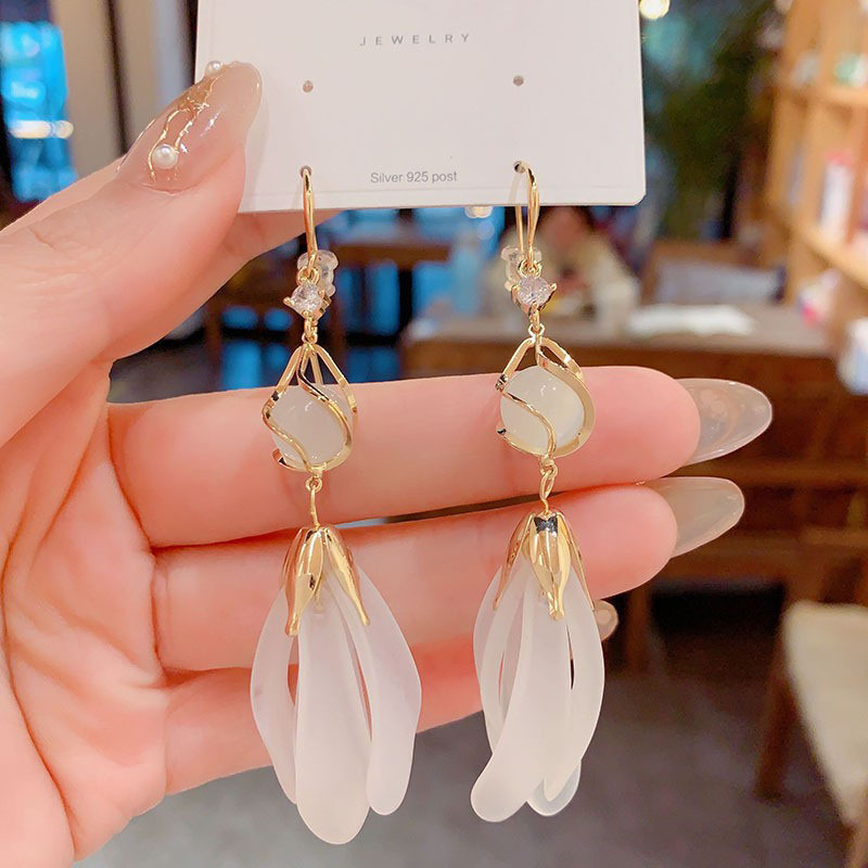 Korean-style long fringe earring set for summer, ultra-fairy white floral earrings with a unique, trendy and personalized design
