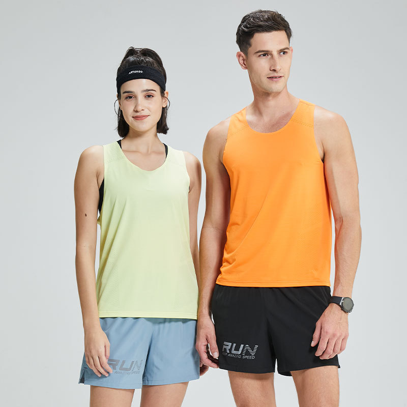 Camiseta de maratón de pista y campo de atletismo de entrenamiento transpirable elástico sin costuras de fitness para hombre con estampado ligero