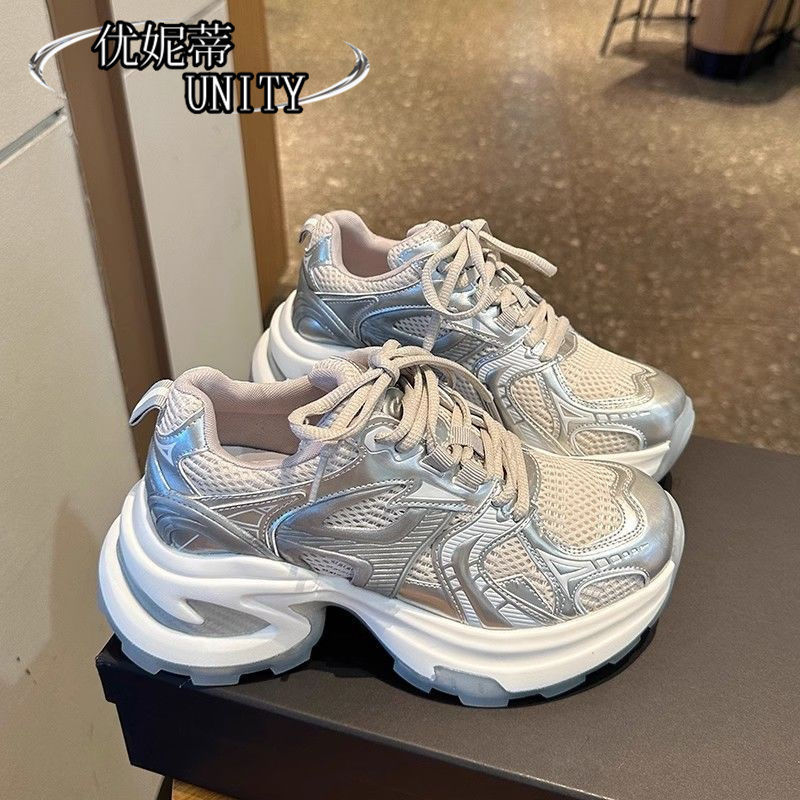 Zapatos de altura de fondo grueso para padres y mujeres 2024 otoño nuevos zapatos de deporte casuales de moda transpirables rojos en la calle