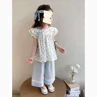 Детский летний комплект в стиле Little Chanel с цветочным принтом, 2025 год. Новая коллекция. Корейский стиль. Безрукавка и широкие брюки.