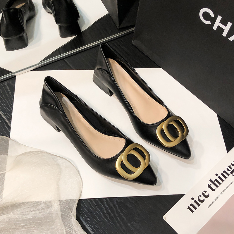 S600-36 프렌치 청키 힐 정품 가죽 저발 뾰족한 신발 여성의 봄과 여름 2024 금속 버클이 달린 새로운 평면 여성 신발