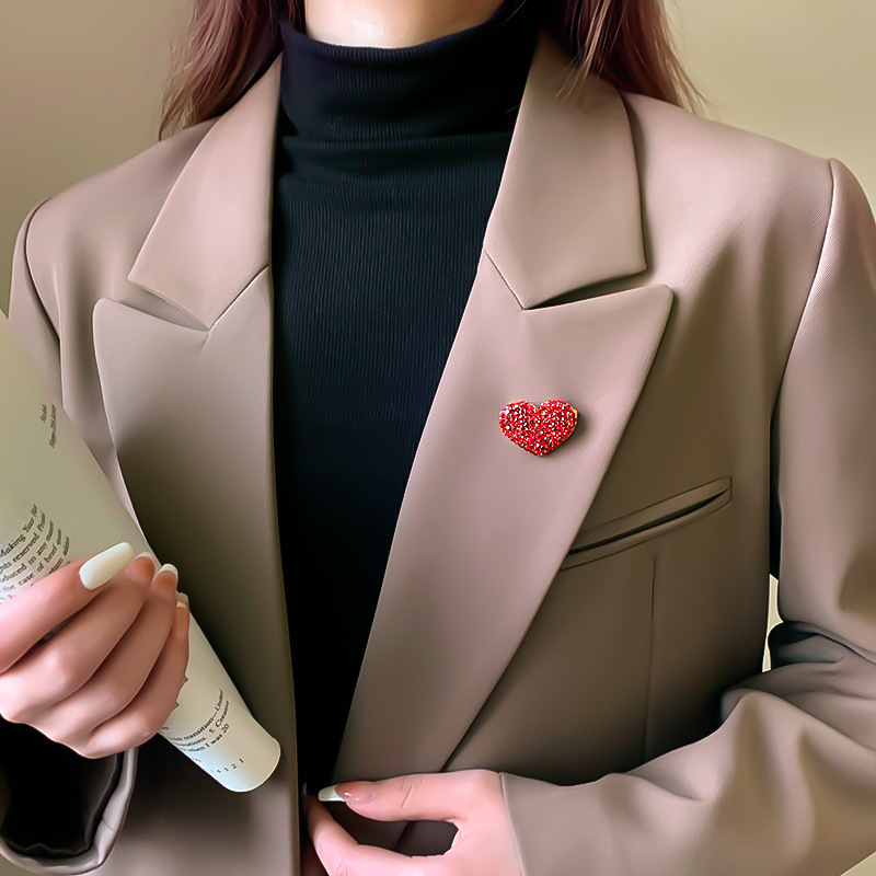 Raudos širdies formos segė su deimantais elegantiškas papuošalas_voghion.com