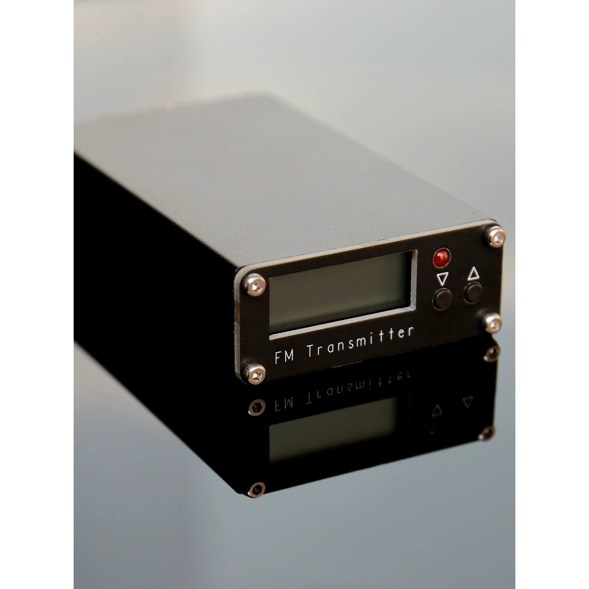 2 см FM передатчик цифровой дисплей 0,5 W 500mW стерео 76-108M Английский прослушивания