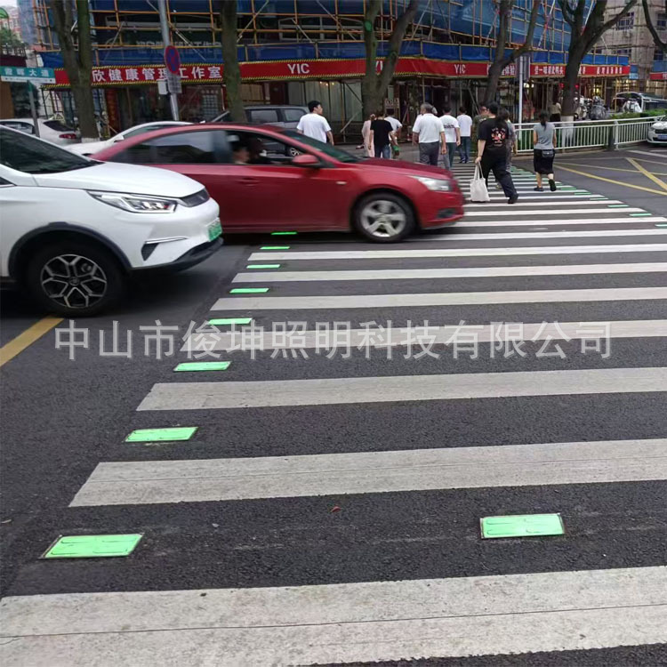 智慧斑马线发光地砖灯交通安全警示灯车辆行人辅助黄闪