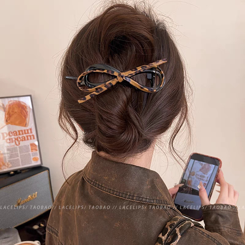 後頭部にツイストクリップが付いた新しいスタイルのワンラインヘアクリップ、軽い高級感と高級感のあるヘアクリップ、女性用のアヒルのくちばしクリップヘッドドレス|undefined