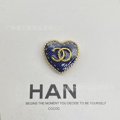 女性用の香家ダブルCブルーラブデニムブローチ、小さな香りのハート型ピン装飾、女性卸売の実物写真