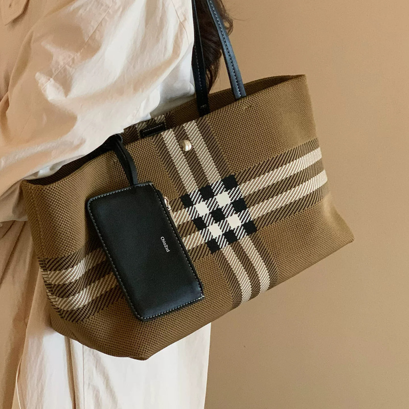 Korean-style plaid canvas bag for women, large-capacity tote bag, commuter shoulder handbag, versatile casual student schoolbag for women Korean-style plaid canvas bag for women, large-capacity tote bag, commuter shoulder handbag, versatile casual student schoolbag for women