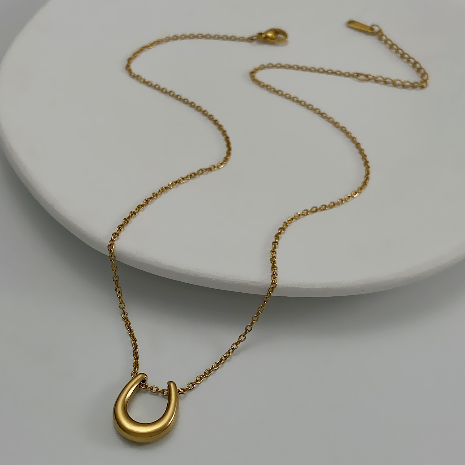 Collana con ciondolo a forma di ferro di cavallo a forma di U, di lusso, leggera, di nicchia, con design di alta gamma, catena per clavicola, nuova moda in titanio_voghion.com