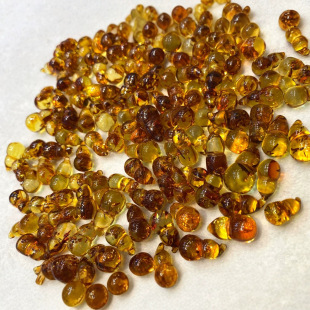 Natural flower pear gourd small lifting accessories flower amber three-dimensional gourd accessories Baltic flower pear wholesale