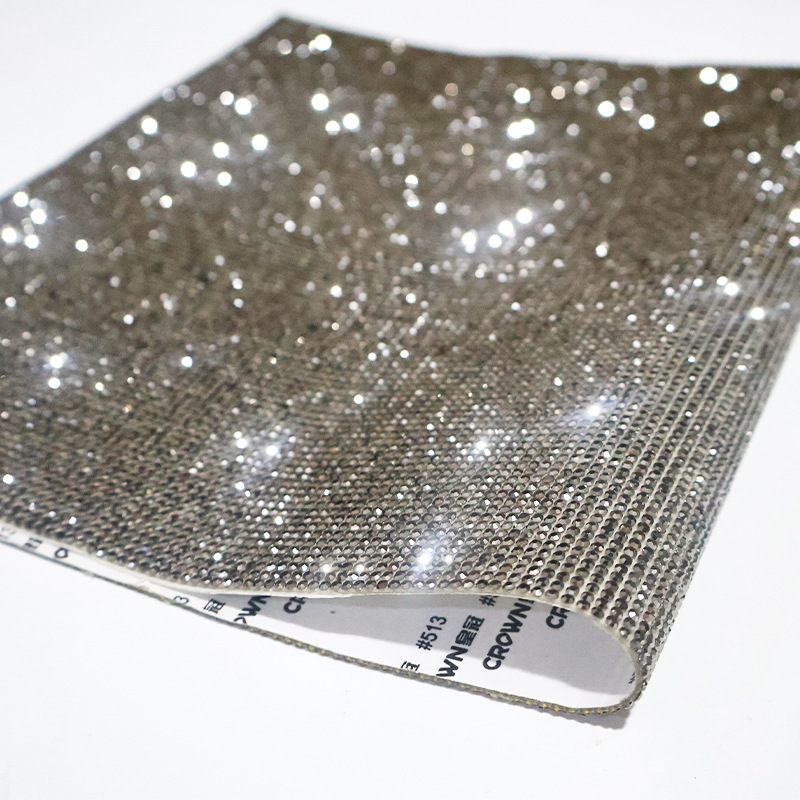 Los fabricantes venden al por mayor agua de vidrio, pegatinas de diamantes, adhesivos, taladros en caliente, piezas de diamantes decorativas para automóviles autoadhesivas, accesorios de joyería de bricolaje, taladros