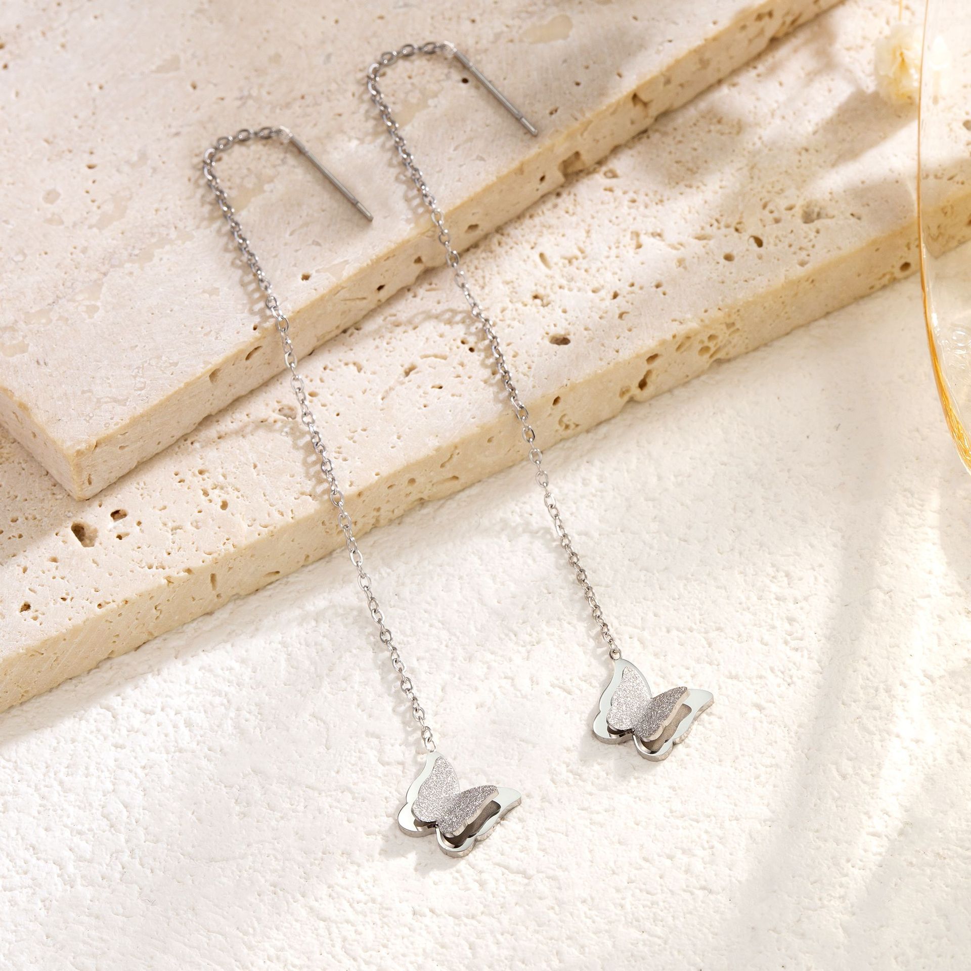 2025 nuevo estilo de moda pequeña mariposa borda pendientes de orejas de alta calidad temperamento dorado pernos de acero de titanio para mujeres image 4