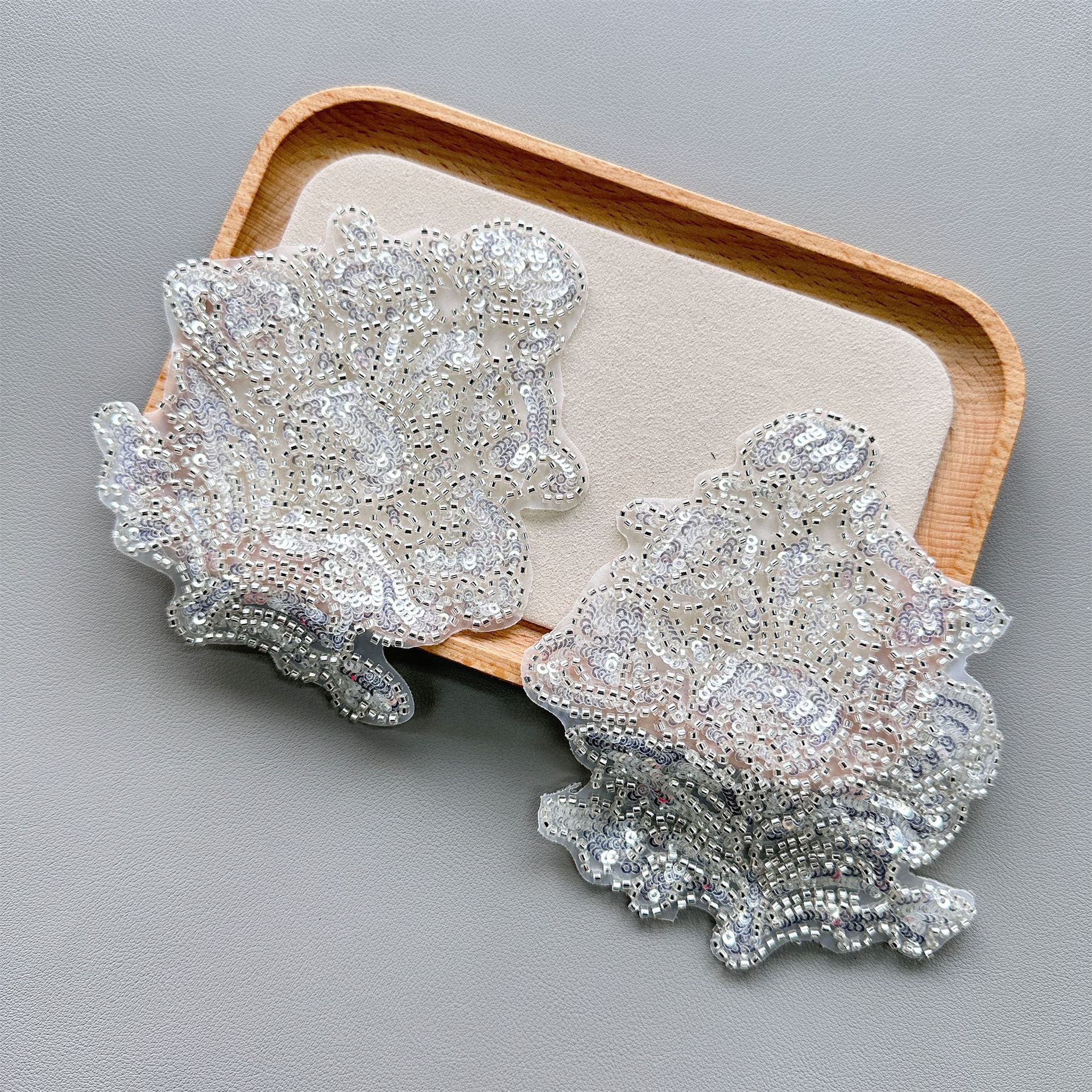 Venta caliente de pegatinas de tela bordadas de malla china, apliques bordados de flores con lentejuelas y cuentas, accesorios simples para ropa, comercio electrónico transfronterizo