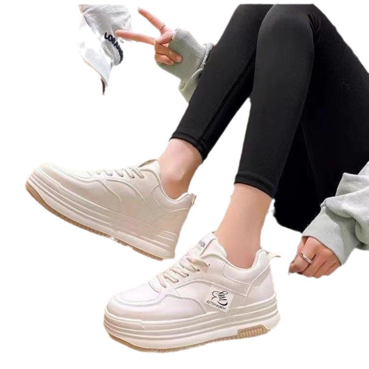Zapatos de skate muffin de primavera de mujeres super caliente 2024 primavera nuevos zapatos blancos con suela gruesa aumentada ocio de alto valor de cara zapatos de skate de mujer