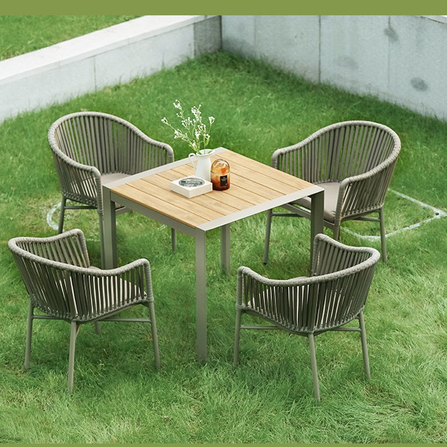 Mesa cuadrada + 4 sillas