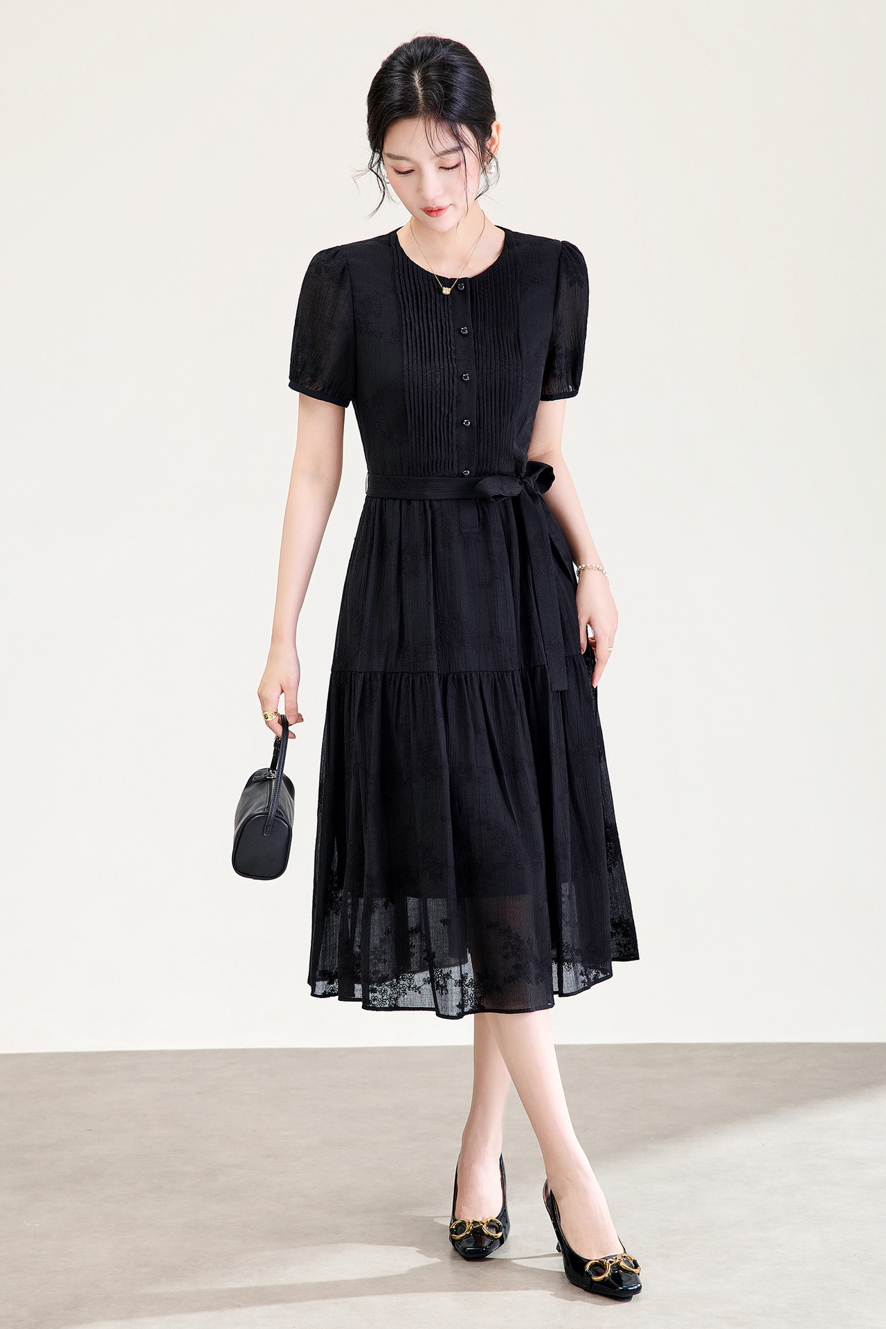 Váy maxi thêu hoa tay ngắn chất liệu tencel mềm mại — màu đen