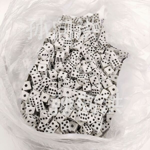 plastic beige dice