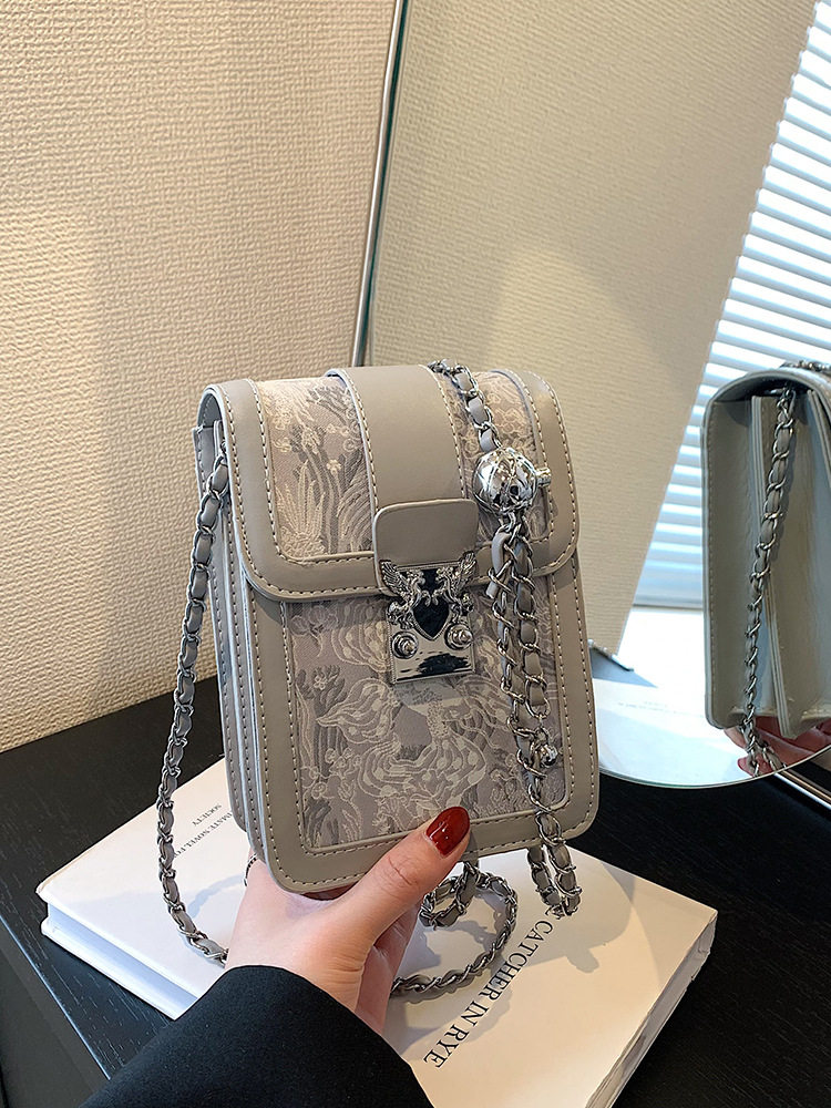 Bolsa pequeña de alta calidad para mujeres 2023 nuevo verano popular todo partido bolsa de mensajero estilo occidental cadena hombro bolsa de teléfono