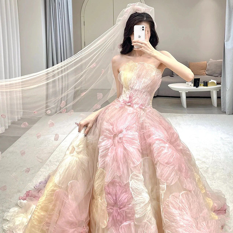 Vestido de novia de nuevo estilo 2026 con cola floral, vestido de novia de lujo de alta gama sin tirantes para ceremonias y sesiones de fotos.