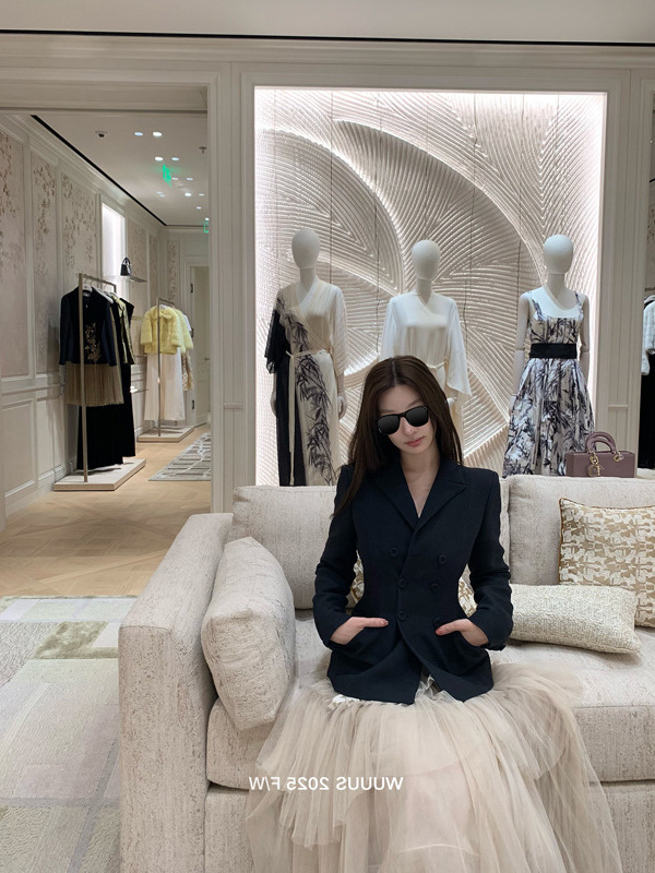 Wuuus【经典再现】Lady八轮廓 黑色收腰西装女双排扣风衣外套短款|undefined