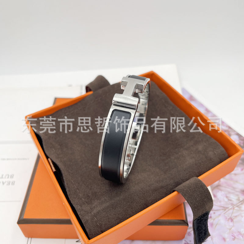 Fábrica directa europea y americana esmalte negro Guerrero pulsera fábrica al por mayor titanio acero Pulsera original diseño luz lujo accesorios femeninos