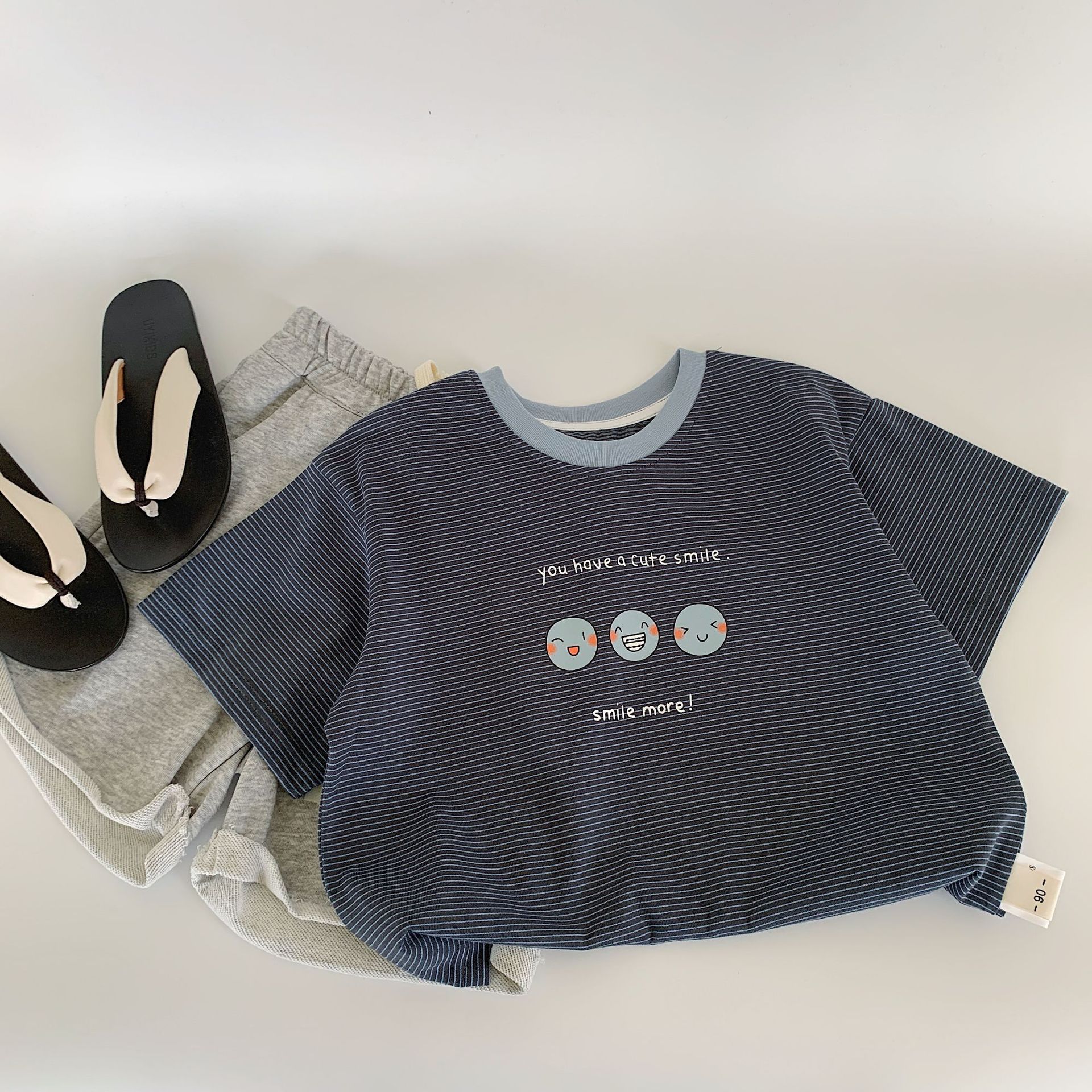 Camiseta de manga corta para niños Maibao 2025 verano nuevo estilo niños coreanos a rayas dibujos animados sonriente jersey al por mayor a