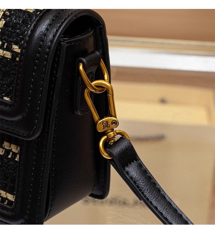 Túi xách tay da cổ điển vuông nhỏ phong cách Chanel, quai xách tay và đeo chéo — Màu đen w chi tiết 16