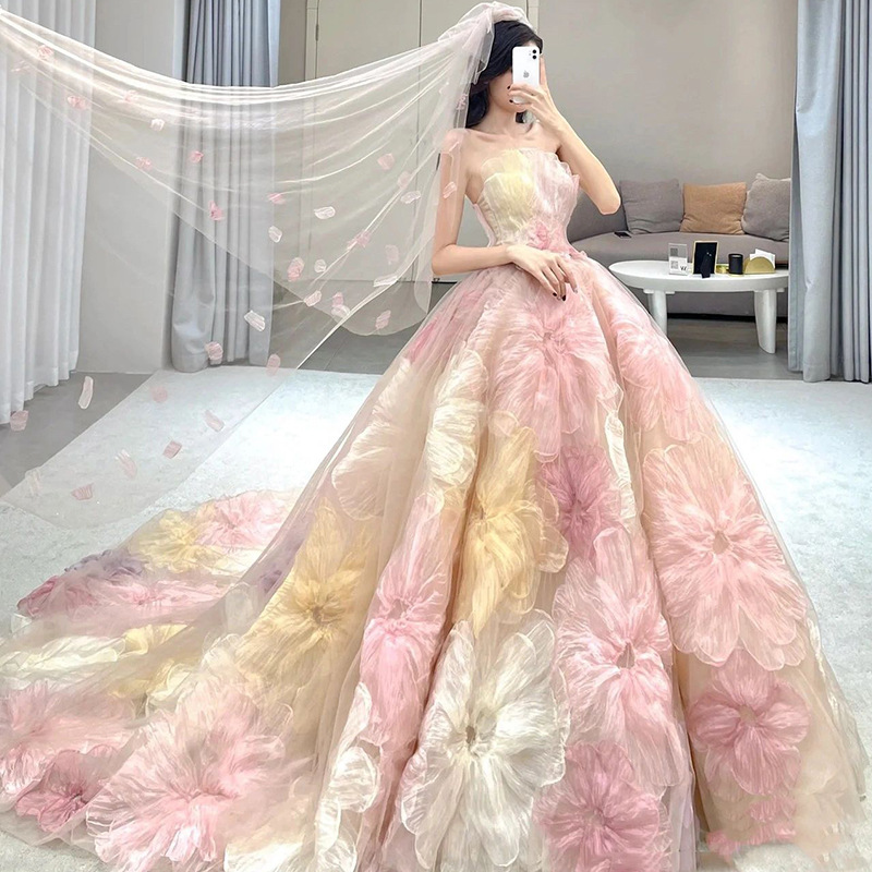 Vestido de novia de nuevo estilo 2026 con cola floral, vestido de novia de lujo de alta gama sin tirantes para ceremonias y sesiones de fotos.