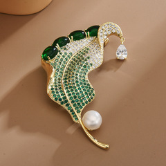 Elegant and sophisticated, this offbeat Korean-style green zirconia brooch qipao jacket features a high-end touch with its leaf-shaped details, adding a touch of luxury and creativity to your attire.