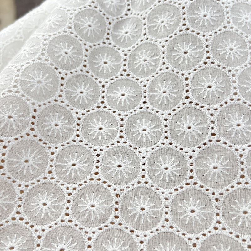 工厂批发纯棉镂空圆圈花棉线刺绣蕾丝面料满幅打孔本白色绣花布料