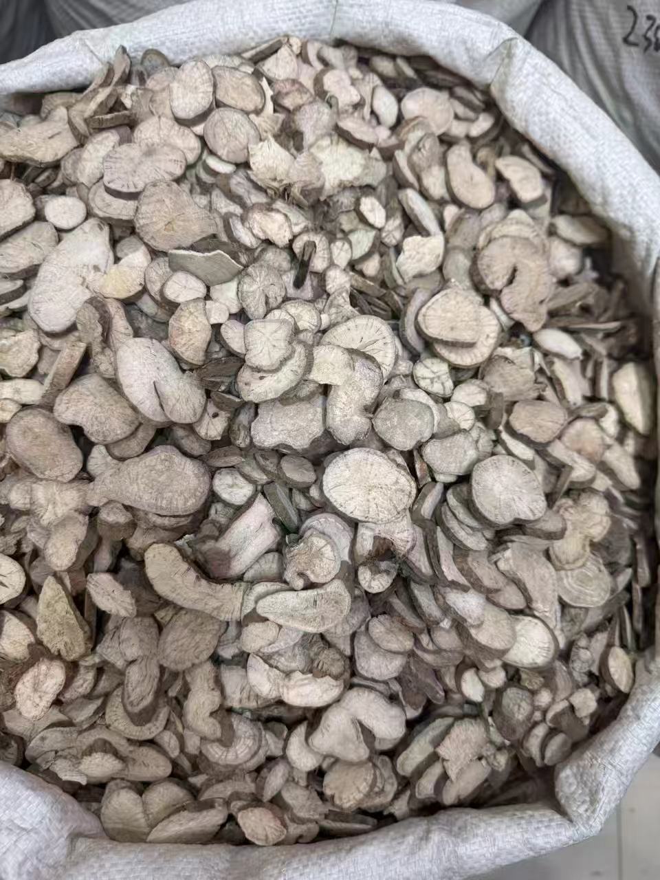 Fang Ji Dried Stephania Root Slices Han Fang Ji Traditional Herbal Decoction Ingredient 1000g Bag in use