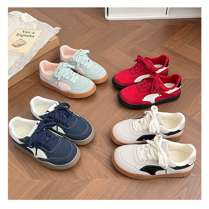 Zapatos de moda de ondas distantes de primavera y otoño de 2025, zapatos blancos de cabeza redonda para mujeres, zapatos de estudiantes casuales para mujeres.