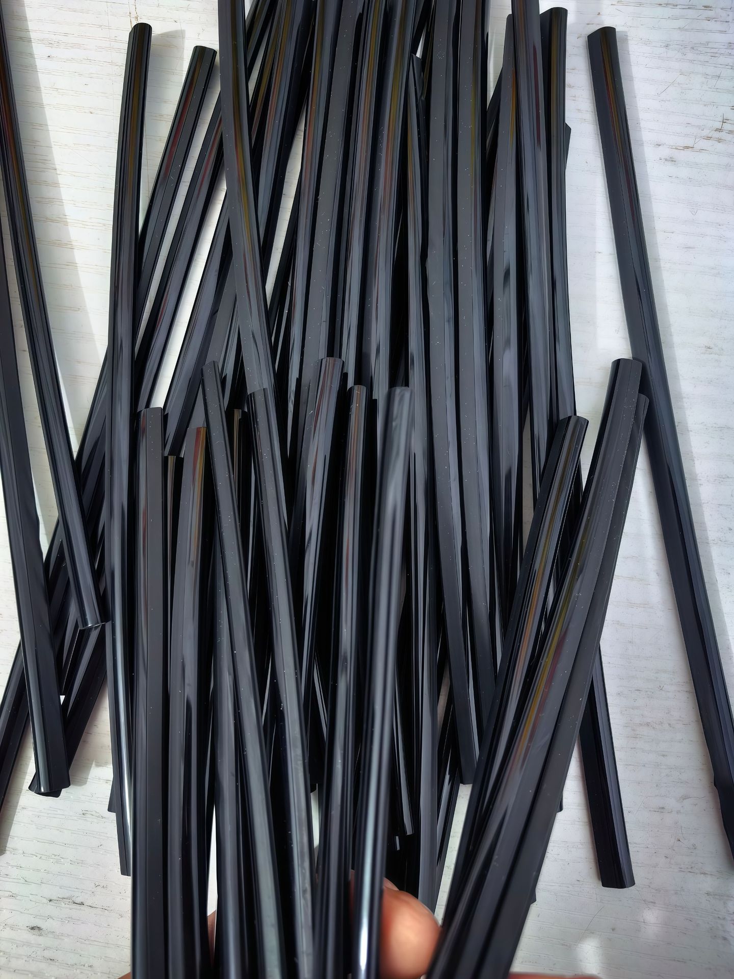 전기도금된 검정색