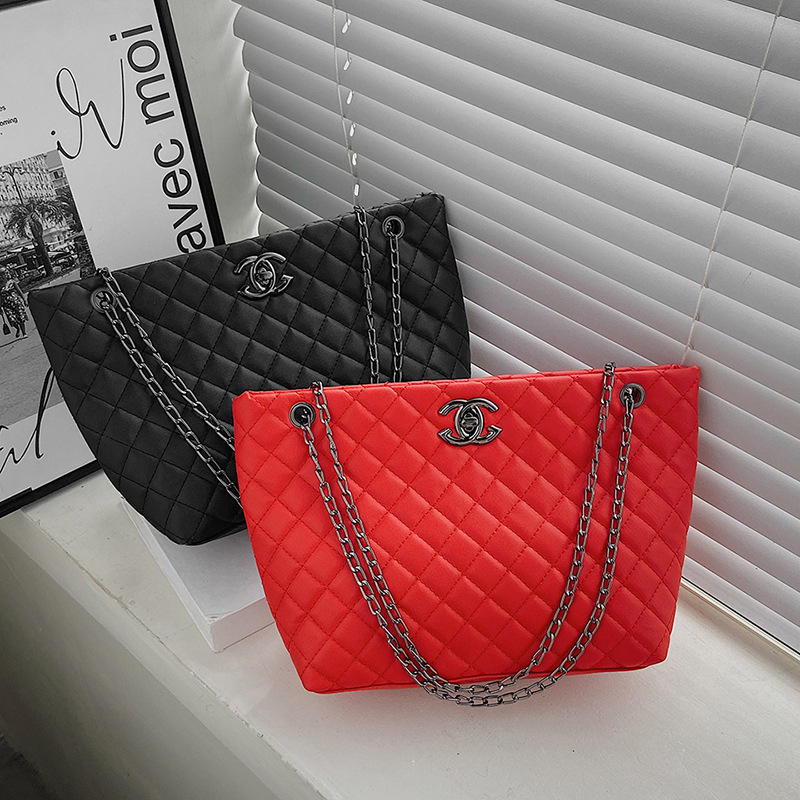 Bolso tote estilo Chanel 2025 para mujer, bolso bandolera acolchado con cadena, venta al por mayor para comercio exterior.