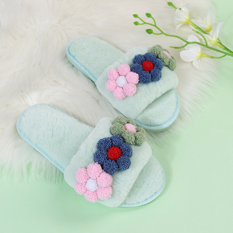 Pantuflas peludas de flores coloridas de fondo plano NSKJX104840