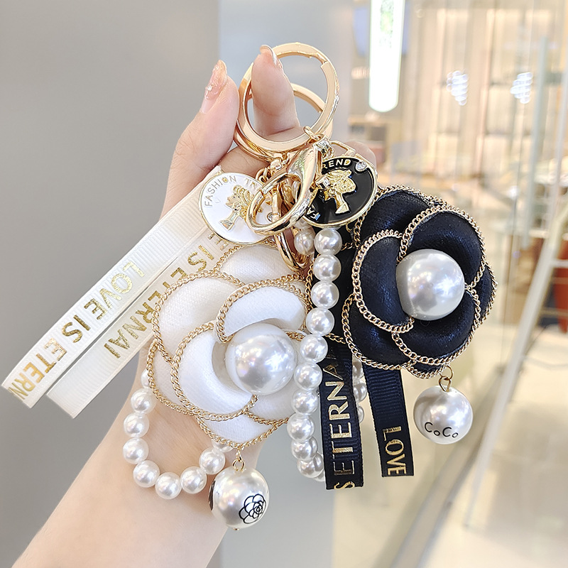 Llavero de camelia con perla estilo vintage francés elegante_voghion.com