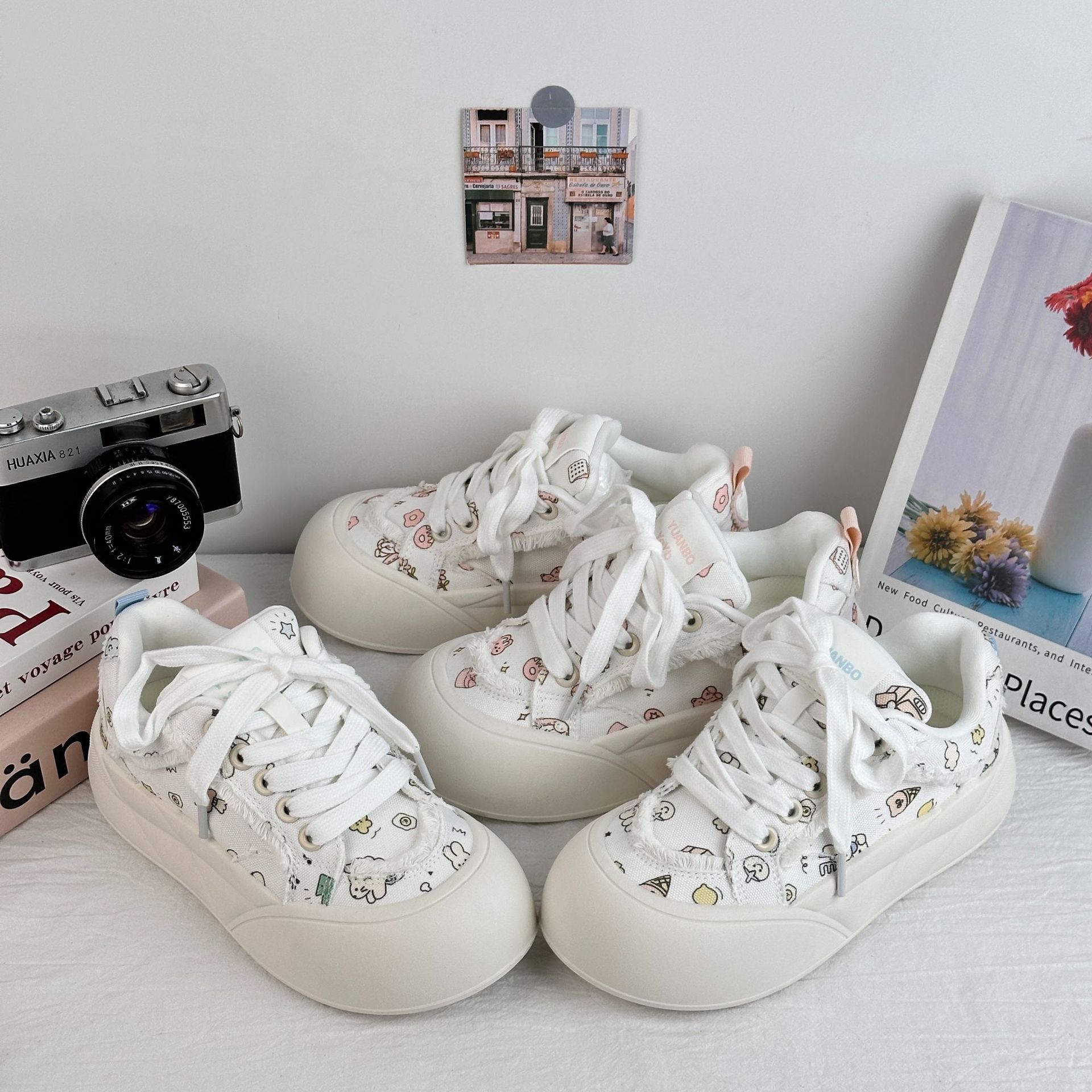 Zapatos de pan de onda lejana 2025 verano nuevos zapatos blancos pequeños modelos de nicho sin colisión zapatos de tabla estampados de todo fósforo zapatos de hojaldre