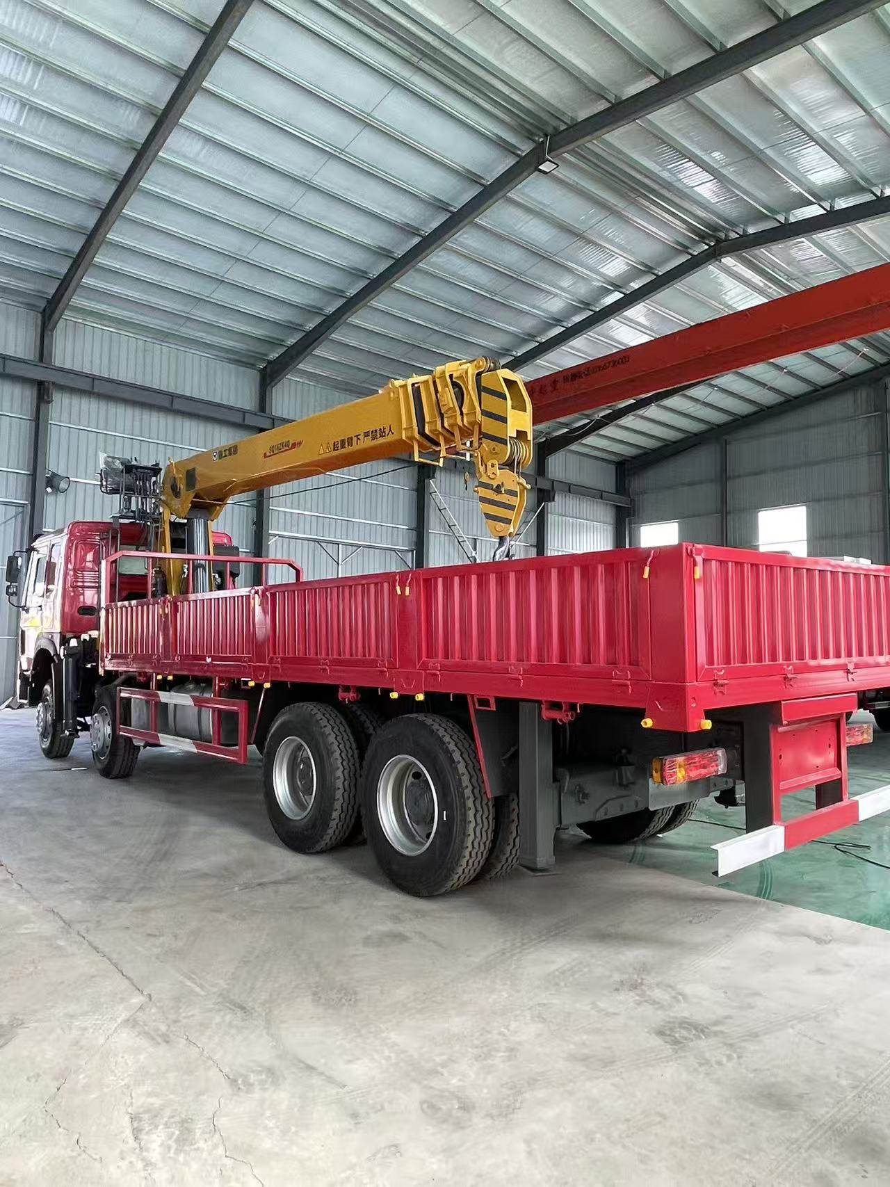 Front Four Rear Eight Engineering Dump Truck Transport Heavy Flatbed Towing Purchase Howo 2 Motorcycle Hand Truck Trading Market Cargo Truck