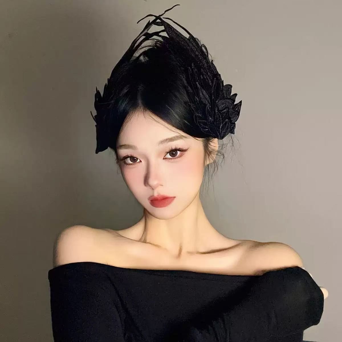 Angel Wings Lolita Feather Hair Clip with Embroidery, Black and White Two-Color Duckbill Hairpin for Women — detail image 3