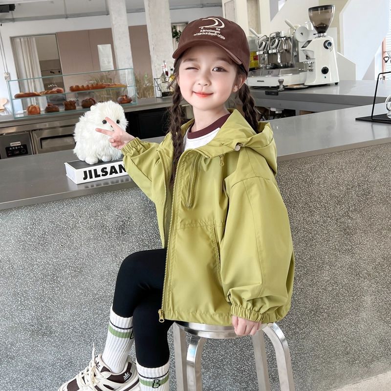 Niñas encapuchadas trajes de asalto a prueba de viento 2025 nuevos niños primavera y otoño estilo exterior casual niñas chaqueta deportiva al aire libre