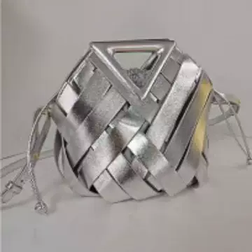 2025夏季时尚倒三角夹子编织手提斜挎女士包